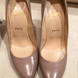 Christian Louboutin
Nude Round Toe Pump